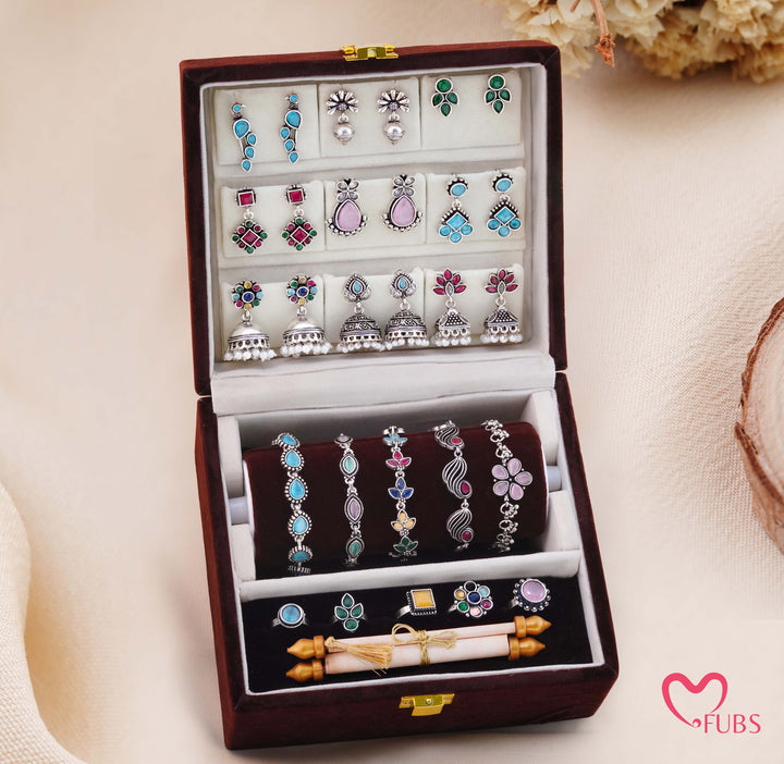 Gehno ki Peti : 9 Earrings, 5 Bracelets, 5 Rings and a Sandesh Patra in a Premium Jewelry Box