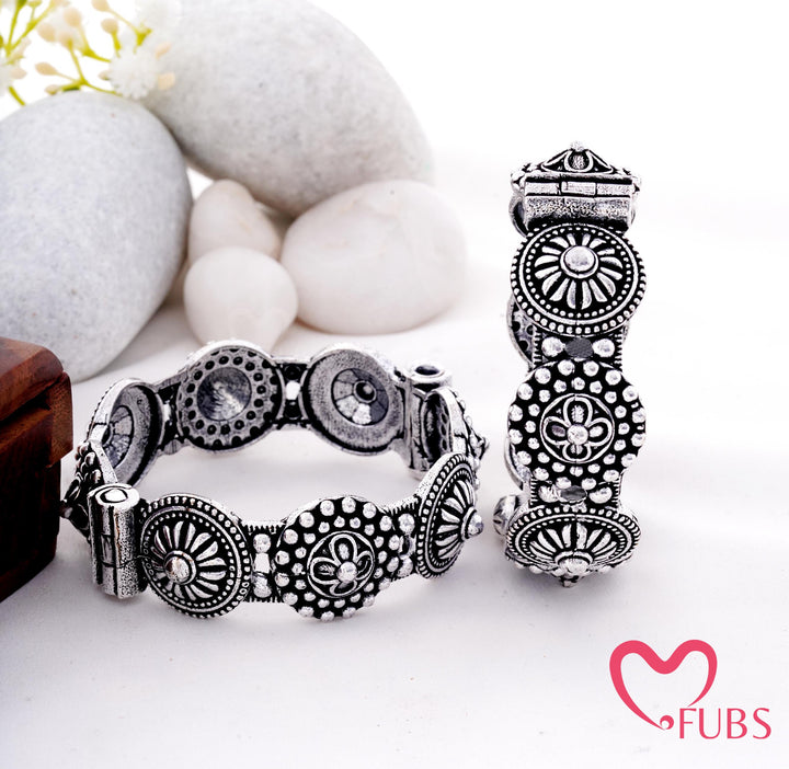 Oxidised Round Floral Engraved Bangle