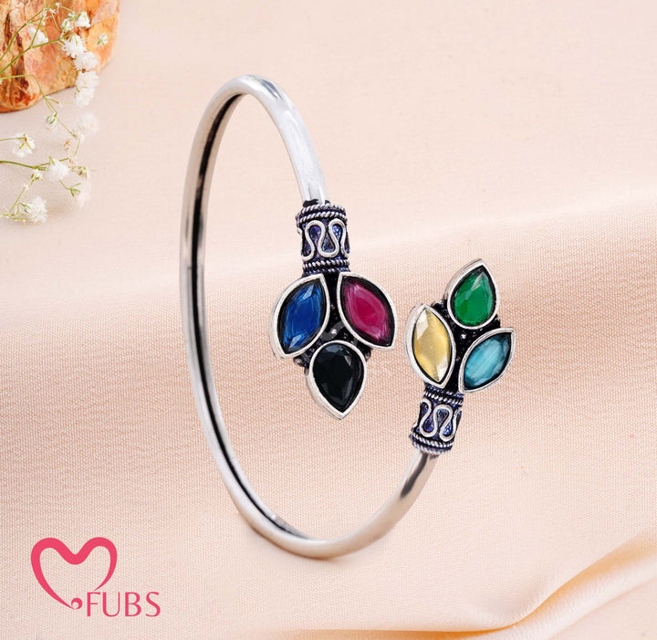 Traditional Leaf Design Adjustable Bracelet