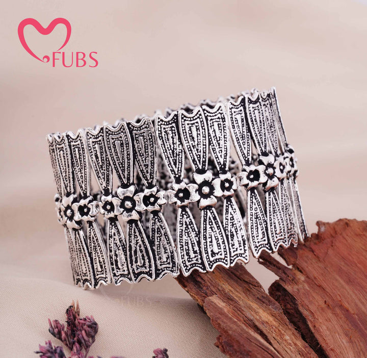 Antique Floral Pattern Wide Bracelet for Traditional Style