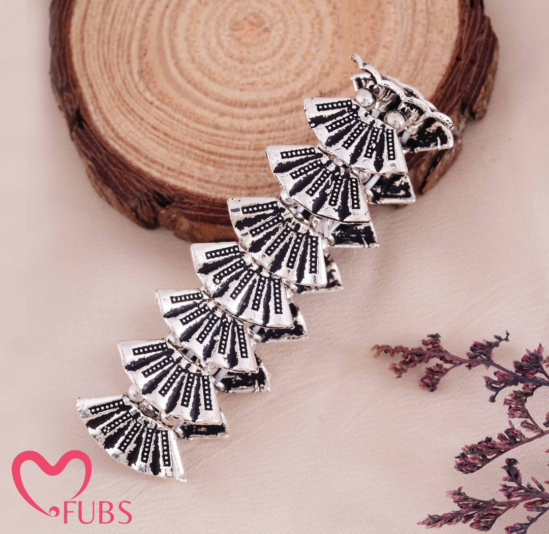 Artistic Metal Bracelet with Intricate Work