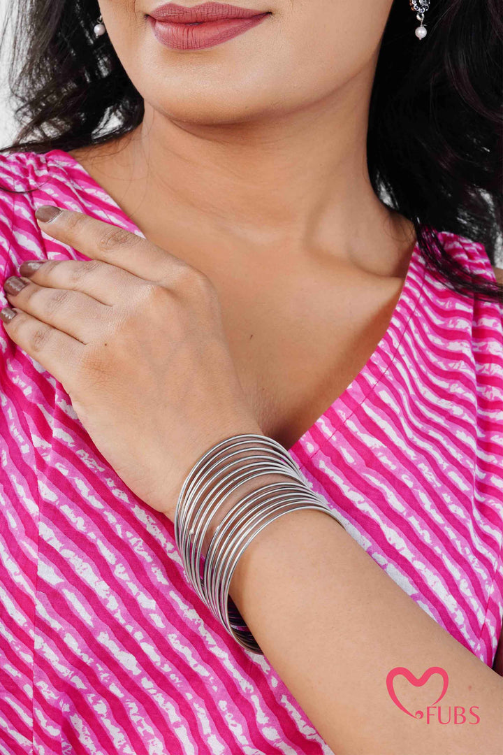 Pink Leheriya Sleeveless Kurti & Bird Studs Set