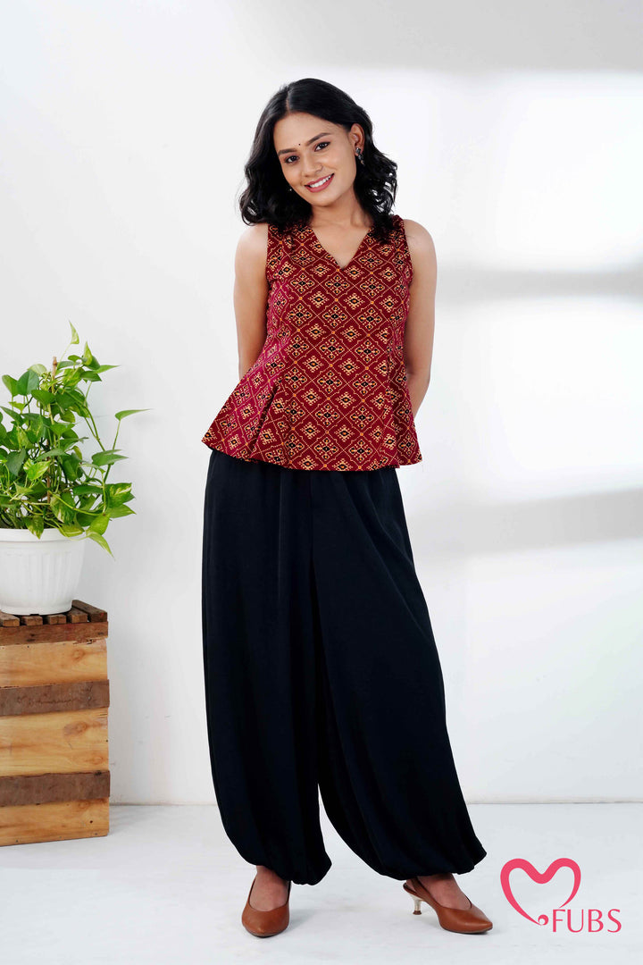 Maroon Geometric Print Sleeveless Kurti & Pearl Jhumka Earring Combo Set