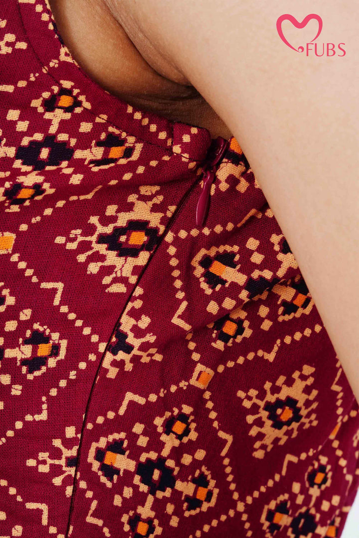 Maroon Geometric Print Sleeveless Kurti & Pearl Jhumka Earring Combo Set