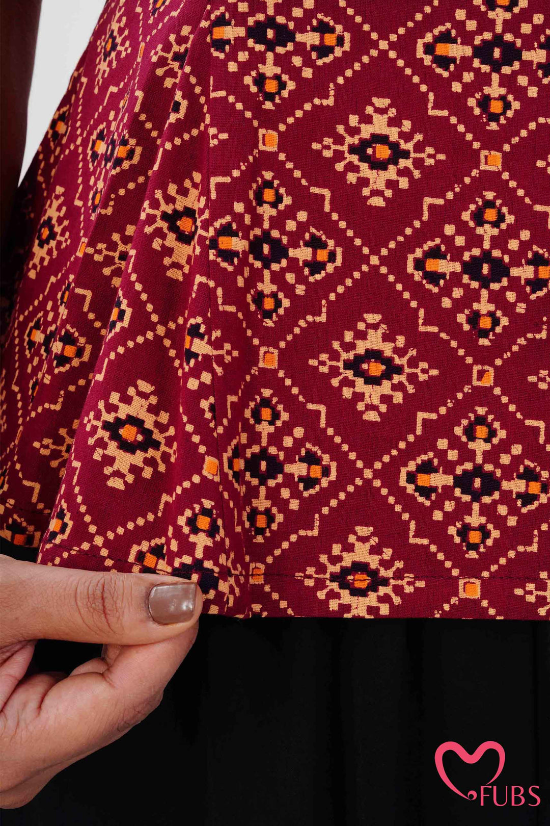 Maroon Geometric Print Sleeveless Kurti & Pearl Jhumka Earring Combo Set