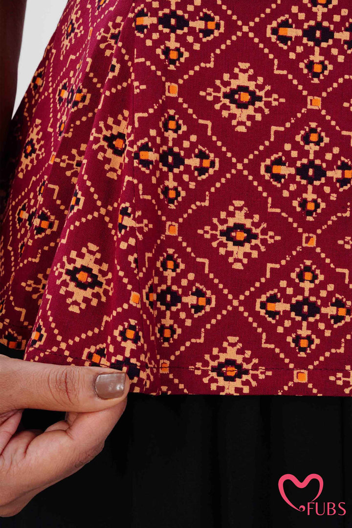 Maroon Geometric Print Sleeveless Kurti & Pearl Jhumka Earring Combo Set