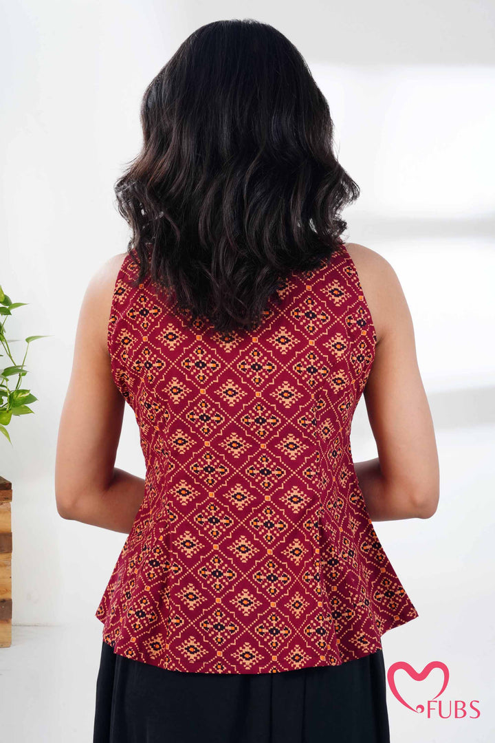 Maroon Geometric Print Sleeveless Kurti & Pearl Jhumka Earring Combo Set