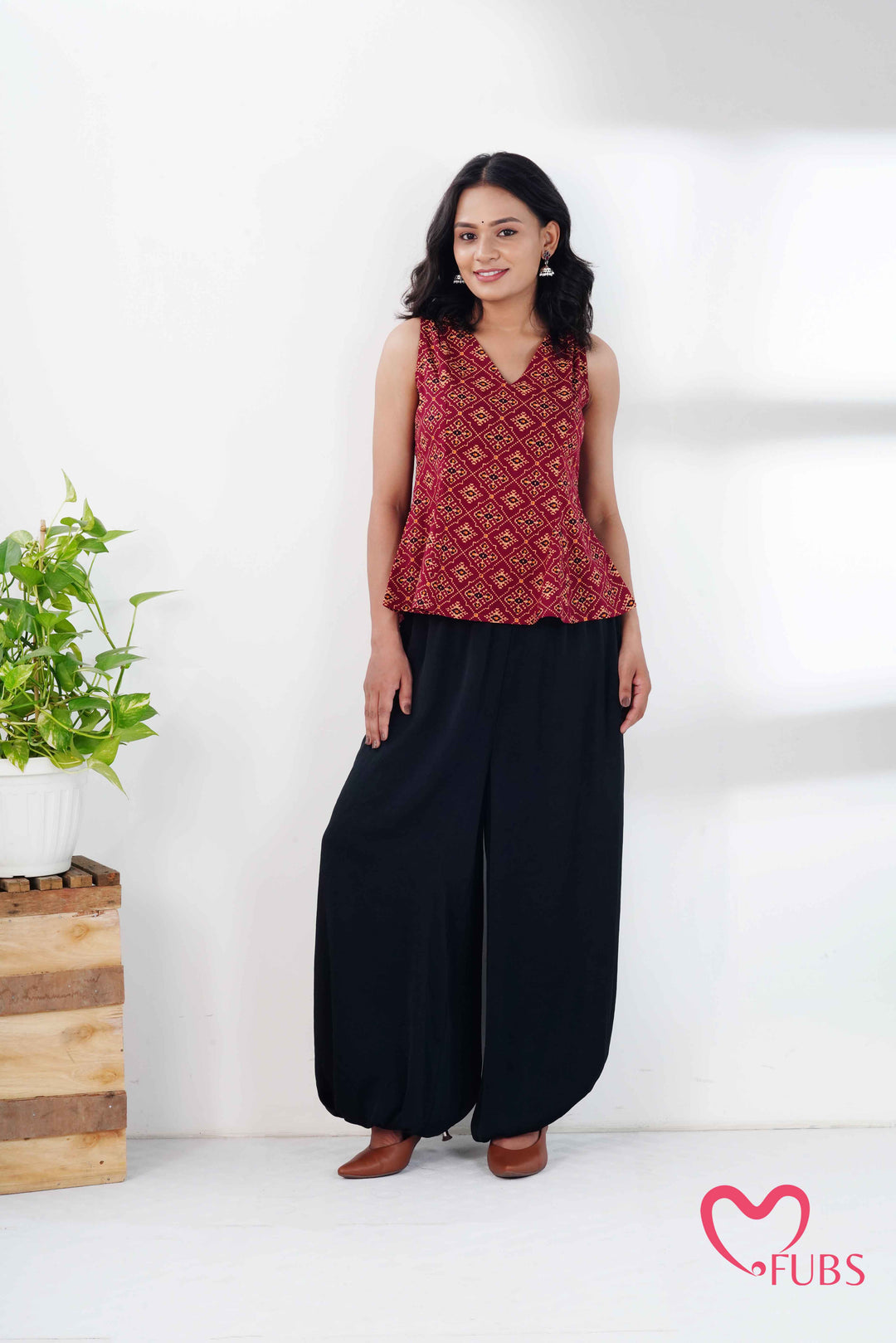 Maroon Geometric Print Sleeveless Kurti & Pearl Jhumka Earring Combo Set
