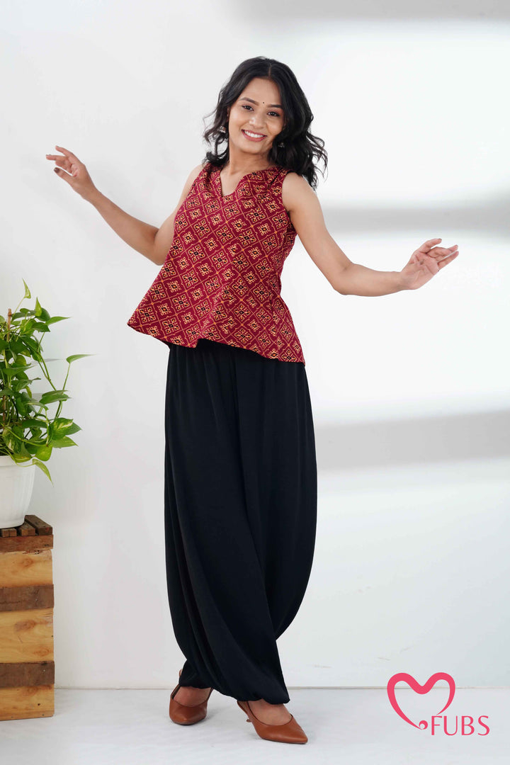 Maroon Geometric Print Sleeveless Kurti & Pearl Jhumka Earring Combo Set