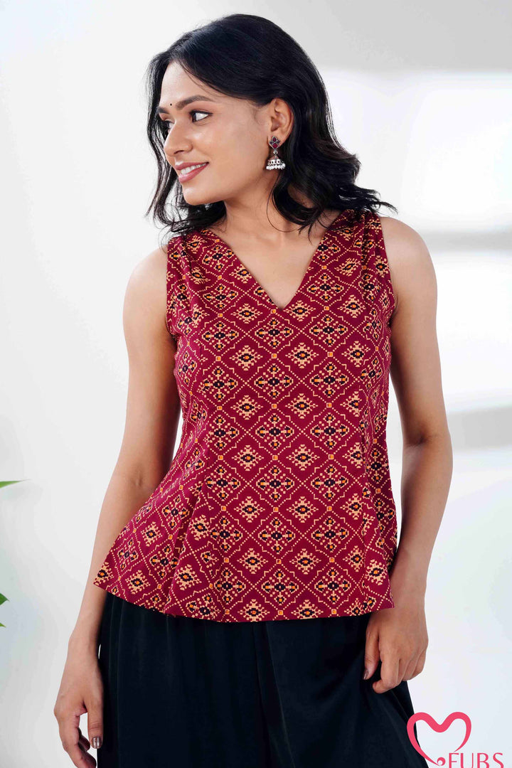 Maroon Geometric Print Sleeveless Kurti & Pearl Jhumka Earring Combo Set