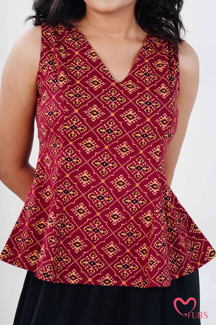 Maroon Geometric Print Sleeveless Kurti & Pearl Jhumka Earring Combo Set