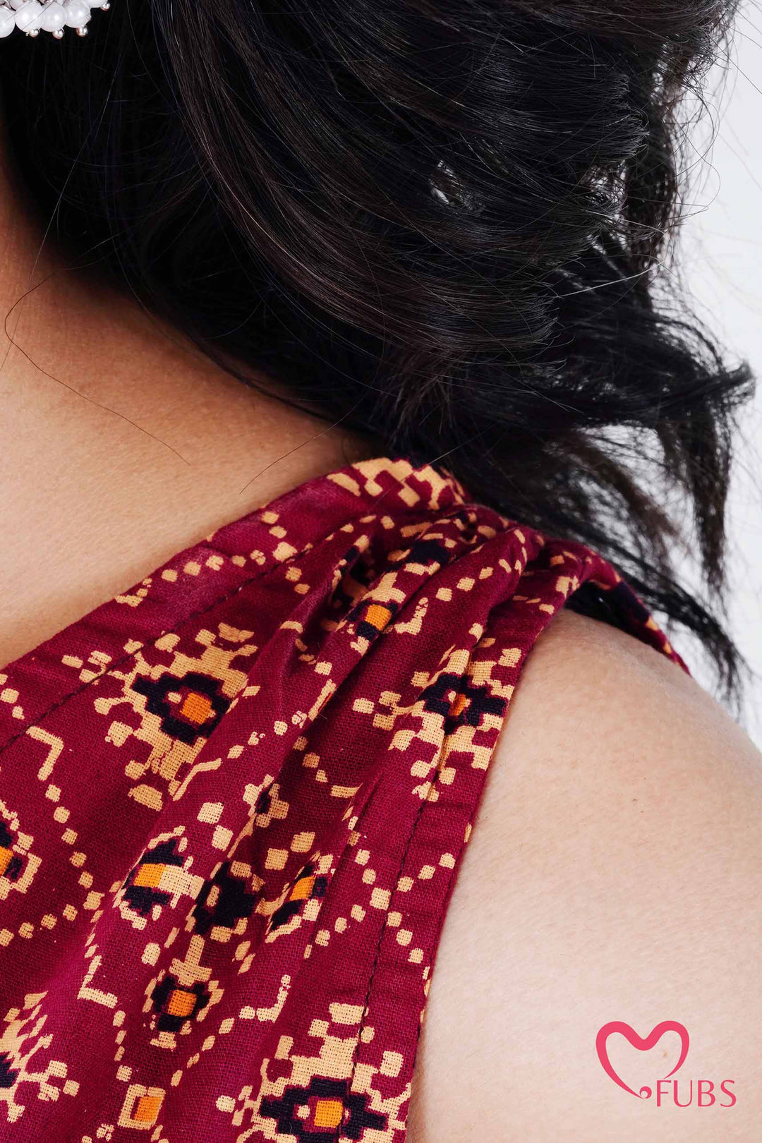 Maroon Geometric Print Sleeveless Kurti & Pearl Jhumka Earring Combo Set