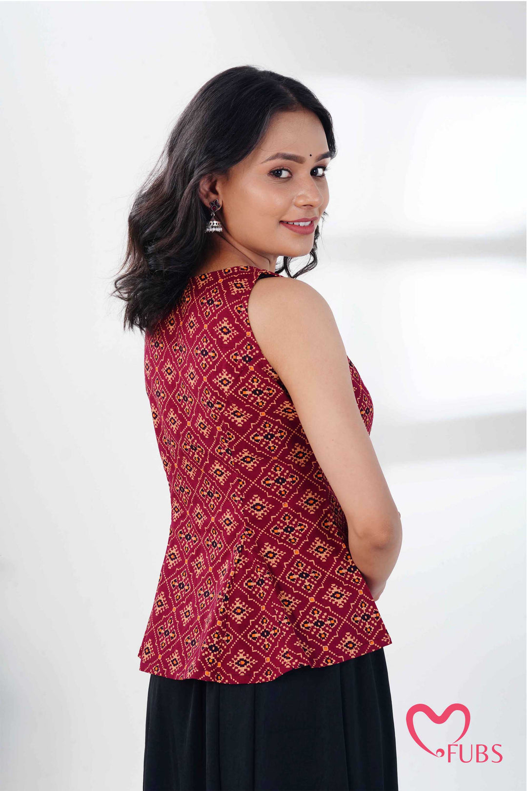 Maroon Geometric Print Sleeveless Kurti & Pearl Jhumka Earring Combo Set