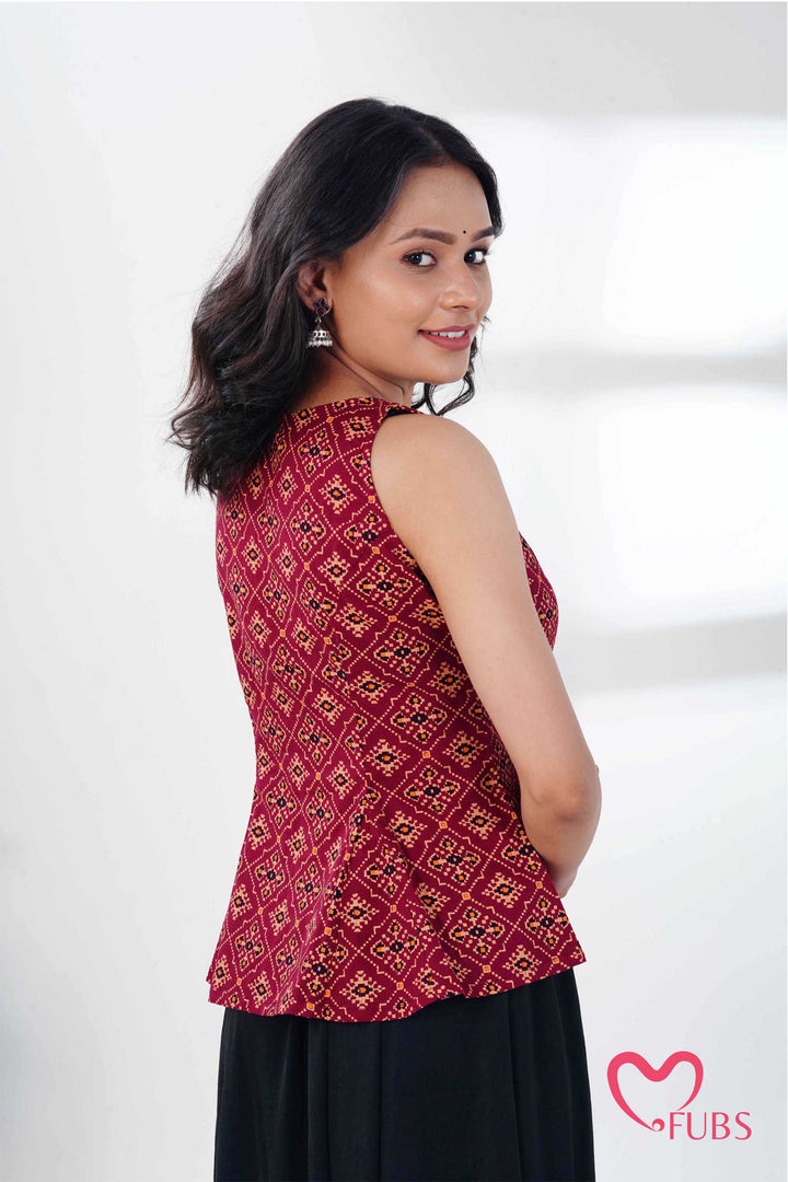 Maroon Geometric Print Sleeveless Kurti & Pearl Jhumka Earring Combo Set