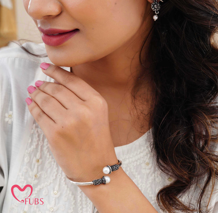 Traditional Bird Motif Jewelry Set with Pearls