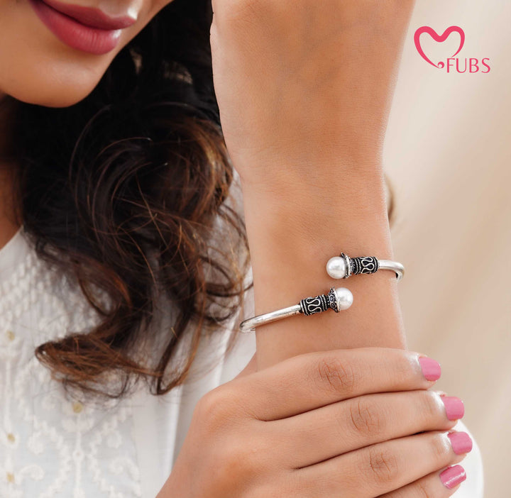 Traditional Bird Motif Jewelry Set with Pearls