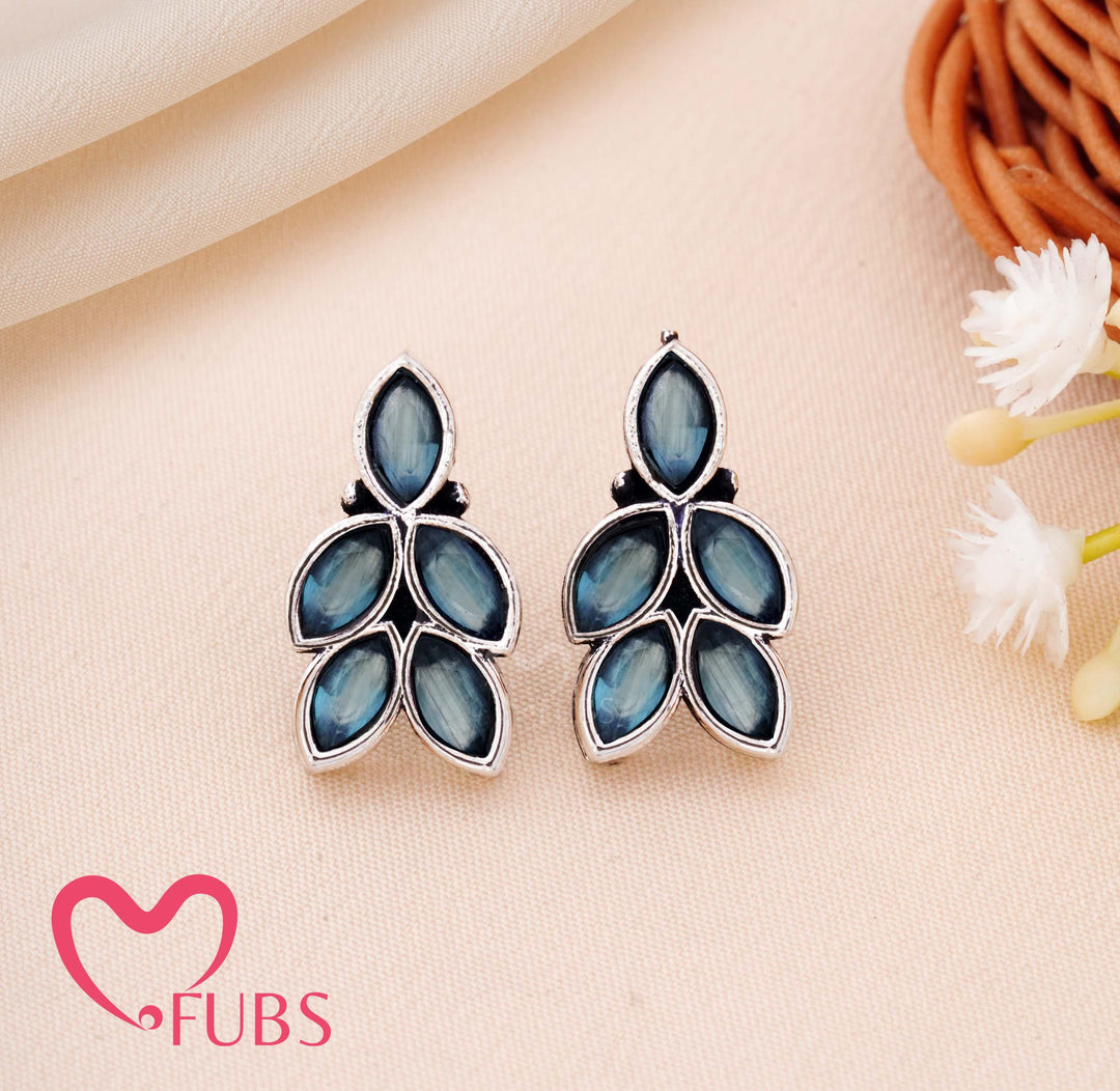 Elegant Leaf Motif Earrings with Teardrop Detailing