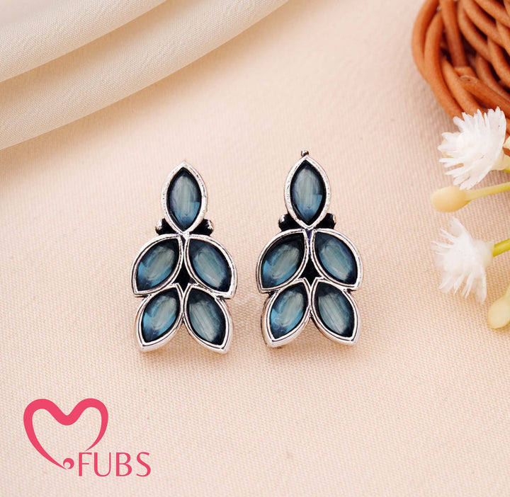 Elegant Leaf Motif Earrings with Teardrop Detailing