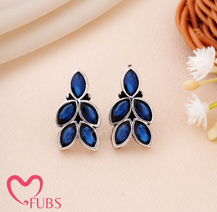 Elegant Leaf Motif Earrings with Teardrop Detailing
