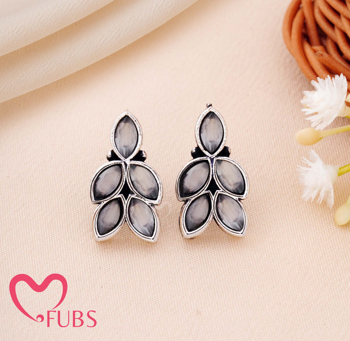 Elegant Leaf Motif Earrings with Teardrop Detailing