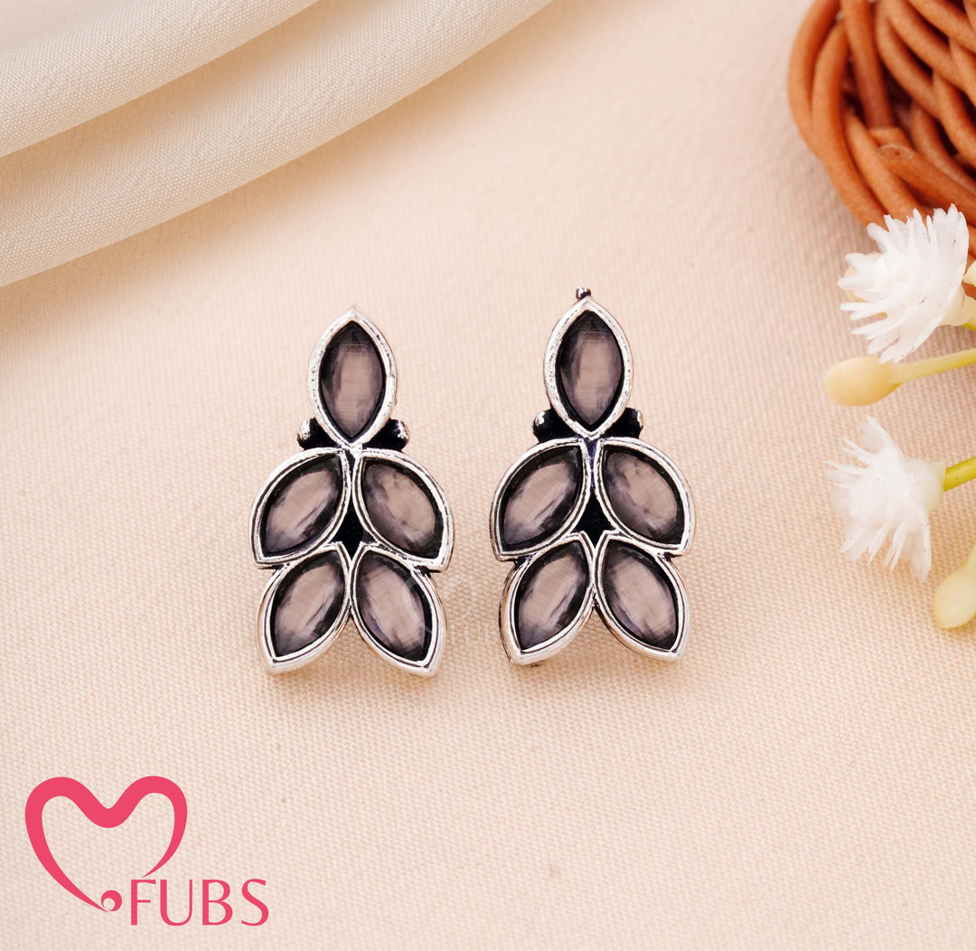 Elegant Leaf Motif Earrings with Teardrop Detailing – FUBS