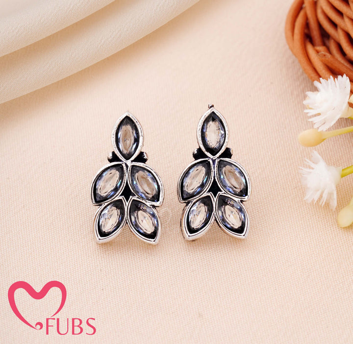 Elegant Leaf Motif Earrings with Teardrop Detailing