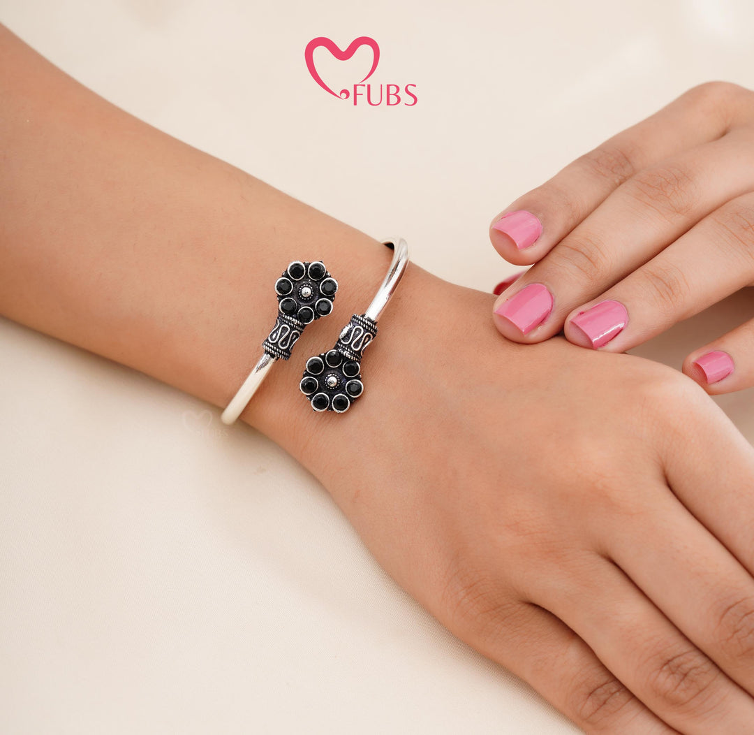 Midnight Bloom Jewelry Set – Earrings & Bracelet