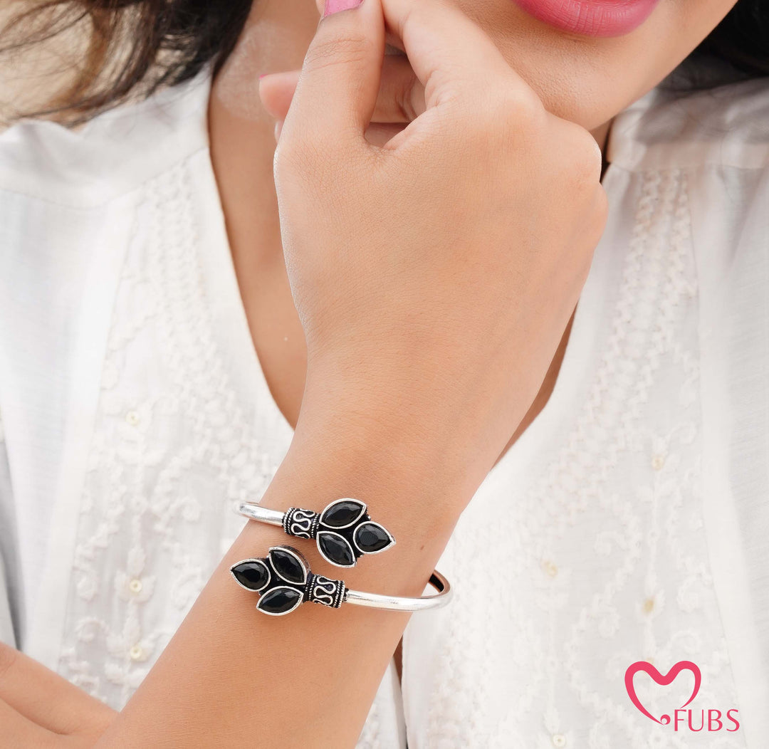 Elegant Leaf Stone Jewelry Set – Earrings & Bracelet