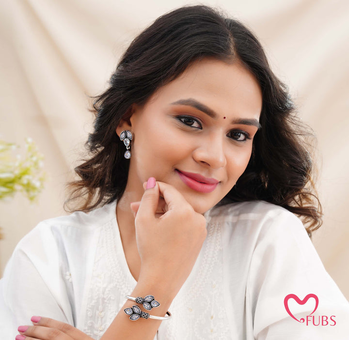 Elegant Leaf Stone Jewelry Set – Earrings & Bracelet