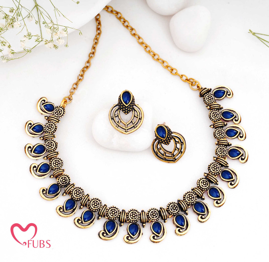 Aesthetic Matte Gold-Tone Choker Set with Dark Teardrop Gemstones