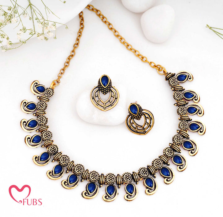 Aesthetic Matte Gold-Tone Choker Set with Dark Teardrop Gemstones