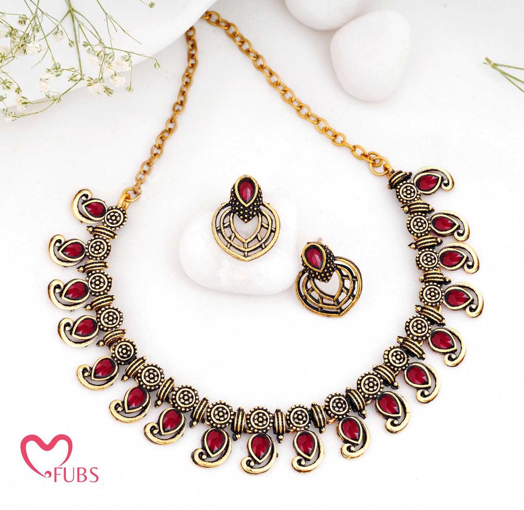 Aesthetic Matte Gold-Tone Choker Set with Dark Teardrop Gemstones