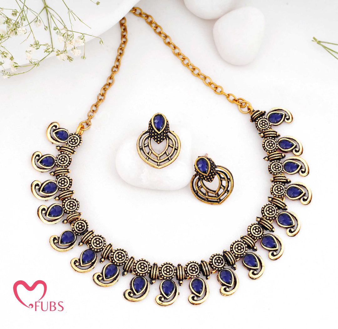 Aesthetic Matte Gold-Tone Choker Set with Dark Teardrop Gemstones