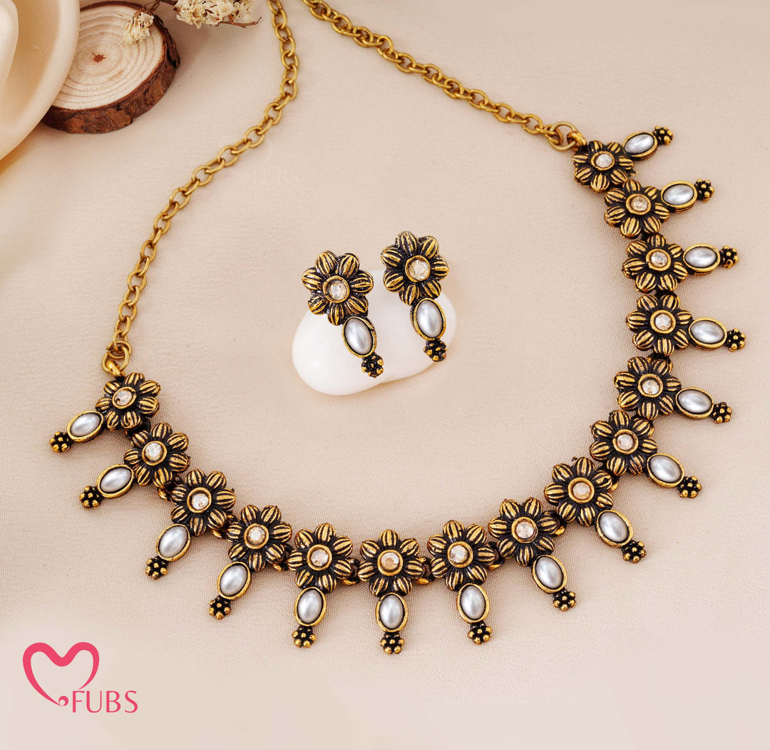 Traditional Antique Gold-Tone Necklace Set with Floral and Teardrop Designs