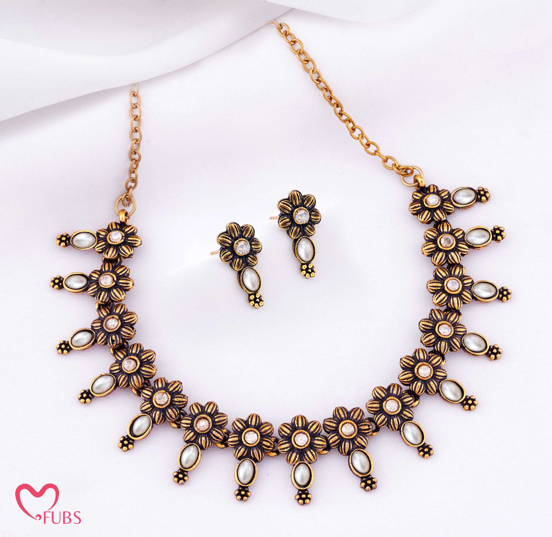 Traditional Antique Gold-Tone Necklace Set with Floral and Teardrop Designs