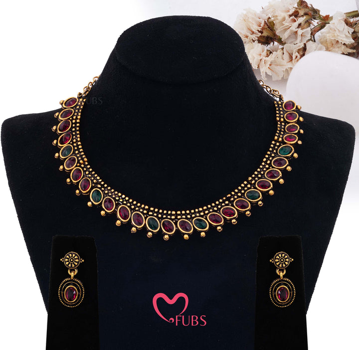 Antique Finish Oval Stone Collar Set