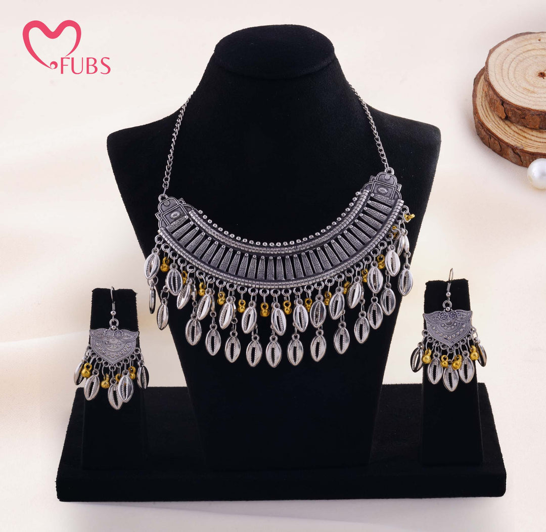 Tribal Cowrie Shell Collar Necklace And Earrings Jewelry Set