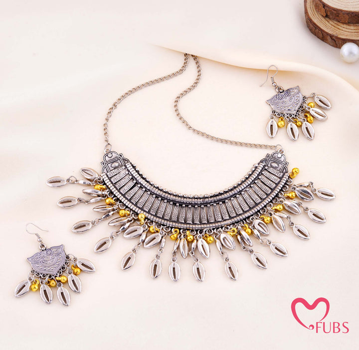 Tribal Cowrie Shell Collar Necklace And Earrings Jewelry Set