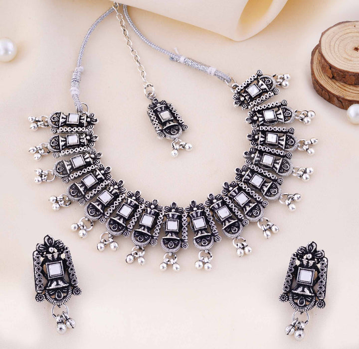 Scalloped Mirror Panel Choker With Maang Tikka And Earrings