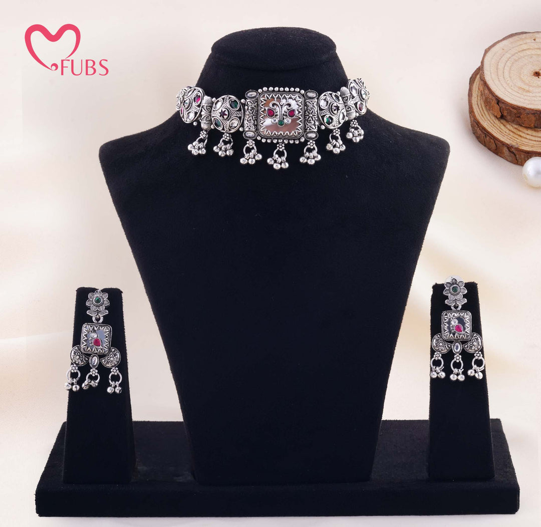 Kundan Butterfly Motif Choker Paired With Jhumka Style Danglers